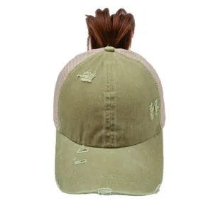 Vue détaillée de la casquette de baseball en maille kaki avec trou pour queue de cheval