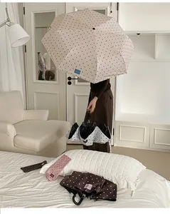 Detailansicht von faltbaren gepunkteten Regenschirmen im koreanischen Stil im Innenraum