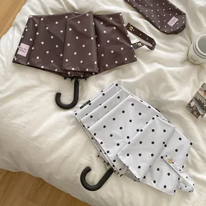 Eleganter koreanischer gepunkteter Klappschirm mit klassischem Rundgriff für Sonne und Regen