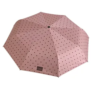 Eleganter rosa gepunkteter Faltschirm mit UV-Schutz und minimalistischem Slogan-Etikett