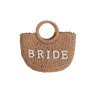 Bolso de paja semicircular de moda con letras BRIDE de perlas para las vacaciones de verano