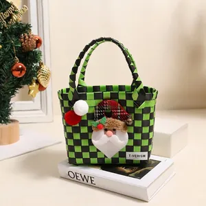 Handgefertigte grün-schwarz karierte Weihnachts-Stricktasche mit Weihnachtsmann-Dekor