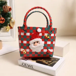 Handgefertigter Weihnachts-Geschenkkorb mit Weihnachtsmann-Dekor und Karomuster