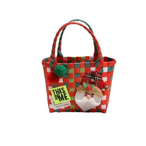 Handgewebter Weihnachtskorb mit rot-grünen Karos, Weihnachtsmann und bunten Pompons