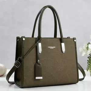 Vista frontal de un elegante bolso de mano en cuero verde oliva con detalles plateados