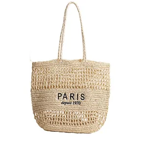 Grand sac cabas en paille tissée avec broderie PARIS pour les vacances d'été.
