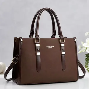 Vorderansicht der großen braunen Lederhandtasche mit goldfarbenen Details