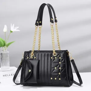 Elegante schwarze gesteppte Schultertasche mit Goldkette und passendem kleinen Beutel
