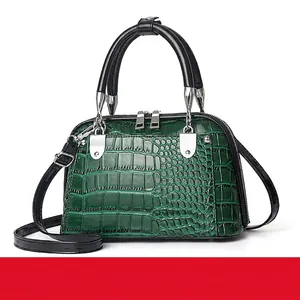 Bolso de mano verde elegante con grabado de cocodrilo, herrajes de plata y correa
