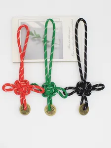 Nodi portafortuna cinesi colorati fatti a mano con monete in ottone in rosso verde e nero