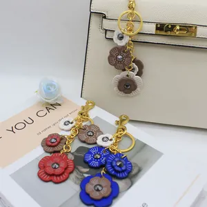 Detalle de adornos para bolsos de flores de cuero PU retro con ganchos de metal dorado