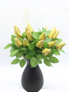 Détail de fleurs de softball jaunes créatives avec coutures rouges dans un vase noir