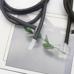 Detalle de primer plano de cordón de cuero PU con costura interna para manualidades creativas