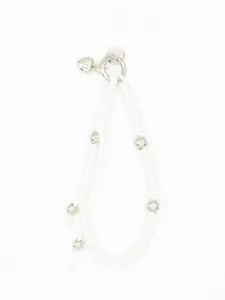 Vue détaillée d'un charme en cordon de cire tressé blanc fait main avec perles argent.