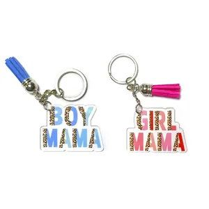 Λεπτομερής προβολή ακρυλικών μπρελόκ BOY MAMA και GIRL MAMA με πολύχρωμες φούντες