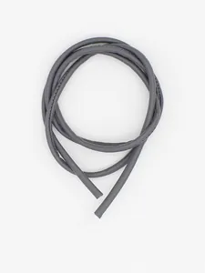 Primer plano de un cordón de cuero PU gris con costura interna fina para manualidades.