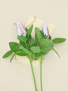 Détail d'une fleur artificielle en PU avec bouton de baseball blanc et coutures rouges.