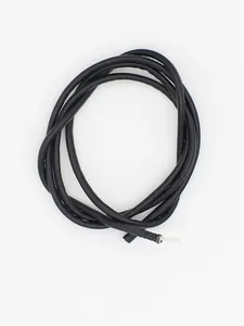 Primer plano de un cordón de cuero PU negro con núcleo blanco cosido para manualidades DIY