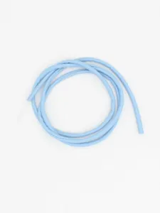 Primer plano detallado de cordón redondo de PU azul claro con costura interna para DIY