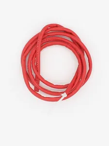 Primer plano de cordón redondo de cuero PU rojo con costura para manualidades y llaveros