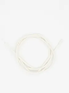 Primer plano de cordón blanco en cuero PU con costura interna para llaveros DIY
