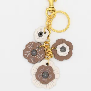 Llavero dorado vintage con colgantes de flores de PU multicapa en tonos marrones y crema