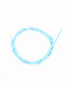 Primer plano del cordón de PU azul claro cosido para llaveros y accesorios de bricolaje
