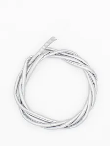 Primer plano de cordón de cuero PU plateado con costuras internas para manualidades