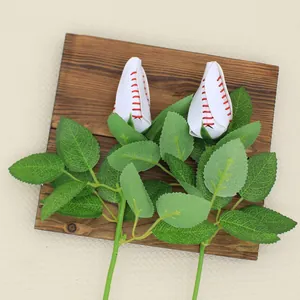 Roses de baseball vintage uniques en cuir PU blanc avec surpiqûres rouges pour décor.