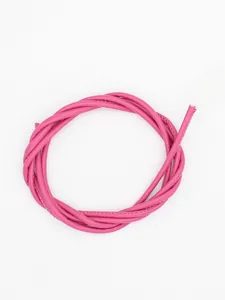 Detalle de la costura interna del cordón redondo de cuero PU rosa para accesorios de bricolaje