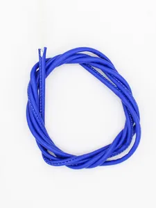 Primer plano de cordón redondo de cuero PU cosido azul para llaveros y accesorios de bolsos.