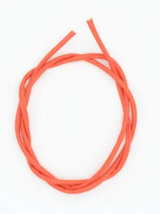 Primer plano de cordón redondo de cuero PU rojo cosido para accesorios de bolsos DIY