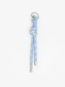 Vista dettagliata di un ciondolo per borsa in denim blu fatto a mano con paillettes