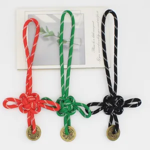 Pendenti a nodo cinese fatti a mano in tre colori con monete portafortuna in ottone.