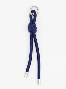 Dettaglio del portachiavi in denim blu scuro intrecciato a mano con anello in metallo