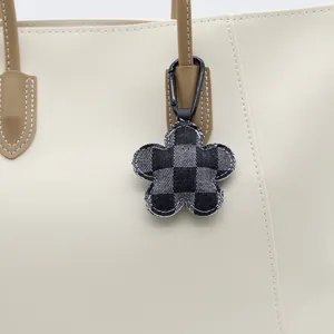 Llavero de Flor de Tela Vaquera Creativo Colgante de Bolso Con Hebilla de Metal Cuadros Estrella Lentejuelas Colgante de Flor Hecho a Mano Mujer