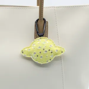 Gele denim planeetvormige tassenhanger met lovertjes en zwarte karabijnhaak hanger