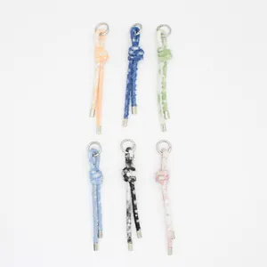Set di 6 ciondoli per borse e portachiavi intrecciati a mano in stile denim vari colori.