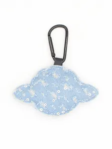 Detail van de lichtblauwe denim planeet sleutelhanger met pailletten en zwarte clip haak