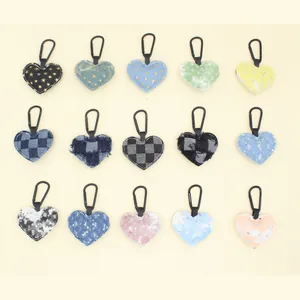 Colección de llaveros de mezclilla en forma de corazón con varios patrones y colores