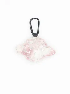 Detail van de roze geruite denim planeet hanger met zilveren pailletten en clip