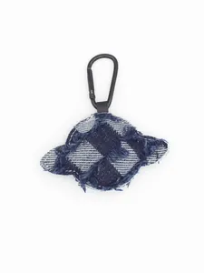 Detail van een planeetvormige denim sleutelhanger met ruitpatroon en gerafelde randen
