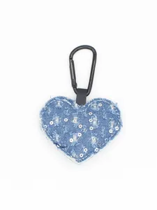 Primer plano de llavero de mezclilla en forma de corazón con lentejuelas y mosquetón.