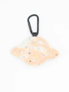 Detail van de planeetvormige denim sleutelhanger met ruitpatroon en zilveren pailletten