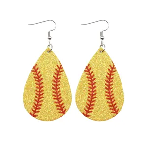 Tropfenförmige Baseball-Lederohrringe mit glitzerndem Gelb und rotem Naht-Design.