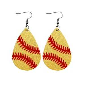 Detailansicht der gelben Glitzer-Tropfenohrringe mit rotem Baseball-Nahtmuster auf PU