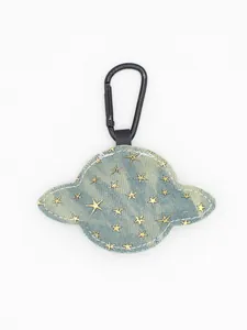 Detail van een denim sleutelhanger in de vorm van een planeet met gouden sterren en haak.