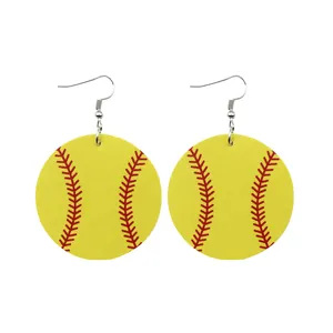 Detailansicht der gelben Baseball-Kunstleder-Ohrringe mit roten Nähten im runden Design.