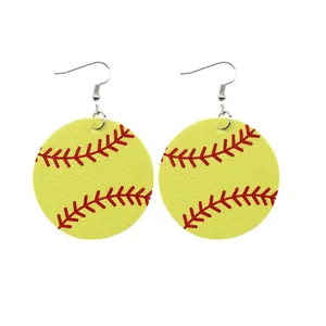 Detailansicht der strukturierten gelben PU-Leder-Ohrringe mit roten Baseball-Nähten.