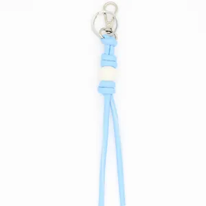 Μινιμαλιστικό γαλάζιο DIY πλεκτό δερμάτινο μπρελόκ με λευκή χάντρα και κούμπωμα